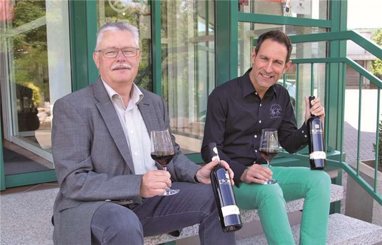 Friedhelm Nelles (l.) und Günter Schüller (r.) präsentieren stolz den Siegerwein.WITE