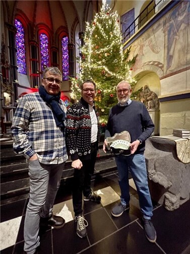 Friedhelm Rechmann und Norbert Reul übergaben die Spende an Pfarrer Lothar Anhalt.