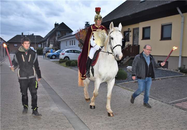 Friedhelm Schnurpfeil agierte als St. Martin, begleitet von zwei Fackelträgern. Foto: Eich