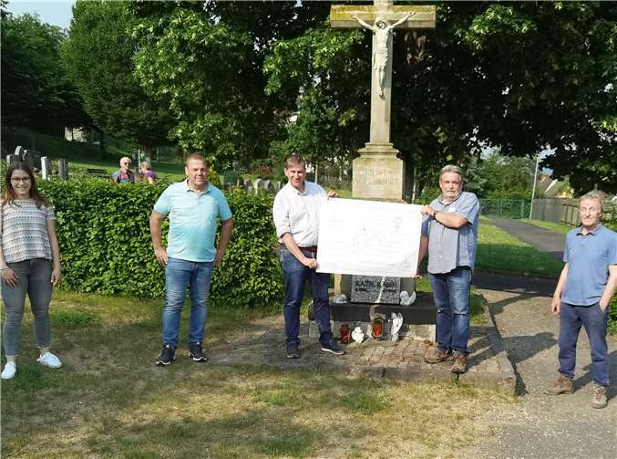 Friedhof Westum 21:1. Pläne beim Ortstermin vorgestellt (v.l.n.r.) Mareike Nachtsheim, Jörg Schneider, Markus Jonas Claus-Jürgen Wilmers und Klaus Hahn. Foto: BL