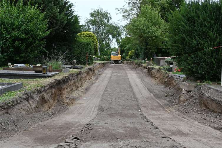 Friedhofbesucher in Rübenach müssen mit Einschränkungen rechnen, so lange der Hauptweg und der Parkplatz ausgebaut werden. Foto: Stadt Koblenz / Verena Groß