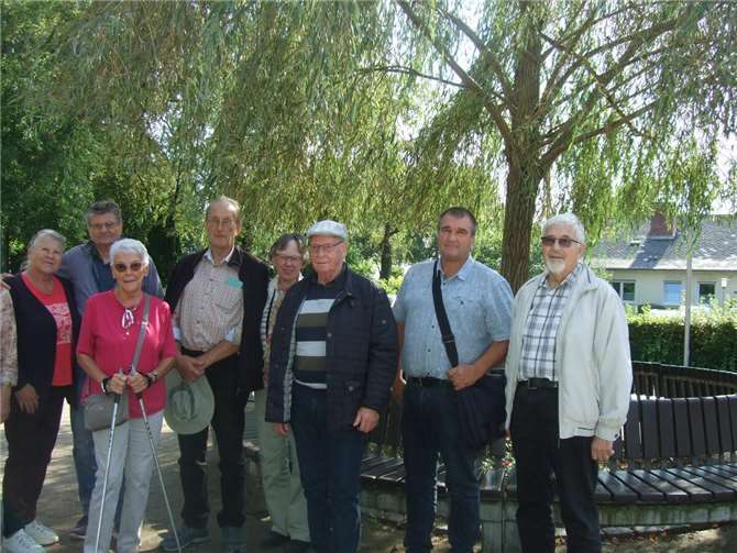 Friedhofsmeister Günther Bermel (2. Von rechts) führt über den Andernach Friedhof. Foto: Peter Holly/Förderverein