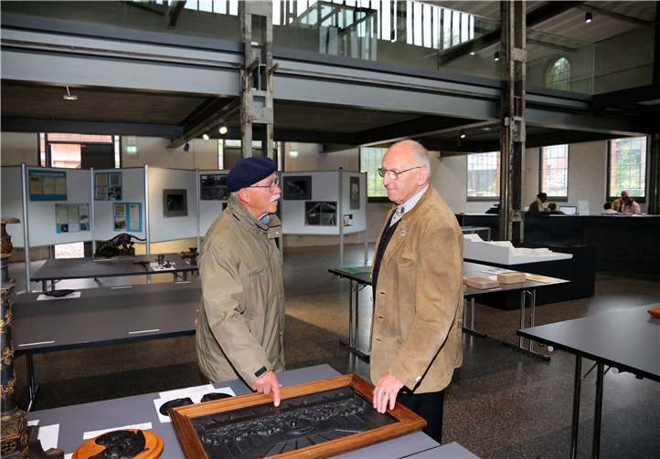 Friedrich Girkens fachsimpellt mit Werner Henneman vom Freundeskreis SaynerHütte.