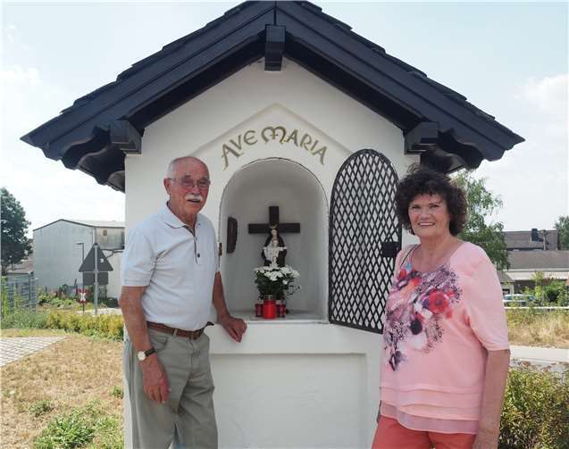 Friedrich Girkens und Maria Starke sind erfreut: Das Heiligenhäuschen und die Marienfigur erstrahlen in neuem Glanz.