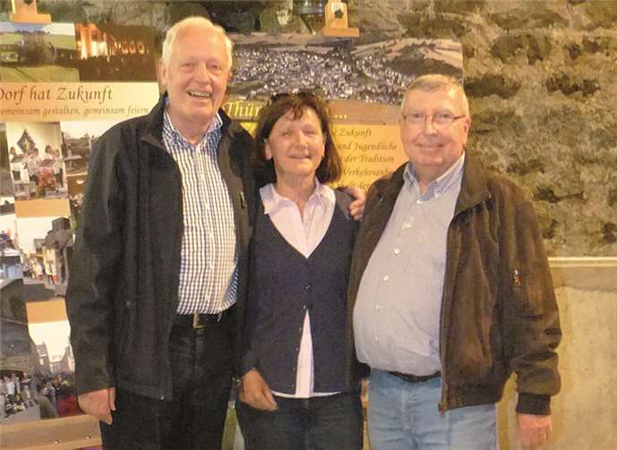 Friedrich Hermes (li.) gratuliert Annelie Reudelsterz und Alois Diewald.