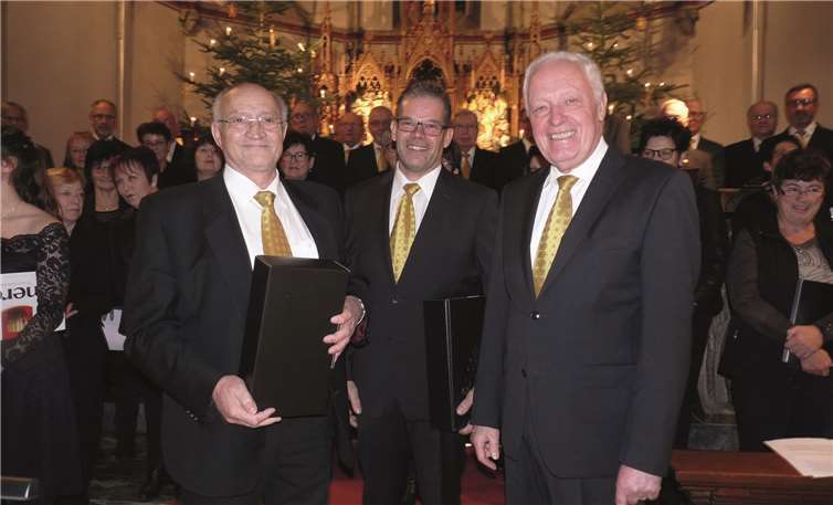 Friedrich Hermes (r.) dankte den beiden Solisten Walter Müller (l.) und dem „Geburtstagskind“ Johannes Ellerich für ihre bemerkenswerten Gesangsdarbietungen.