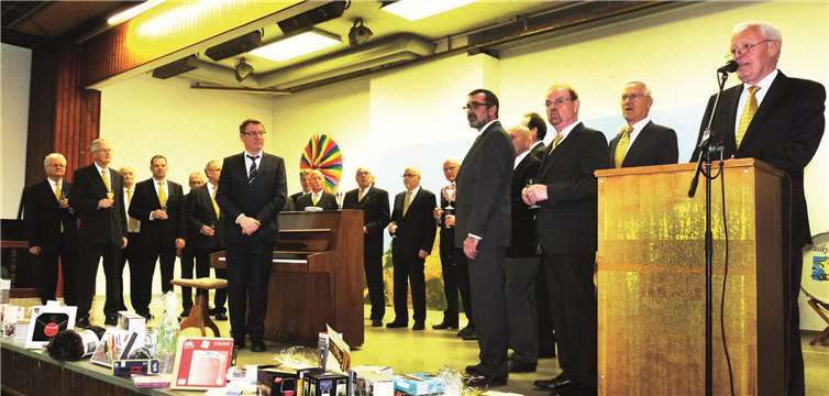 Friedrich Hermes (r.) hieß im Namen des MGV Thür zahlreiche Besucher zum traditionellen Neujahrsempfang in der Thürer Mehrzweckhalle willkommen. FRE