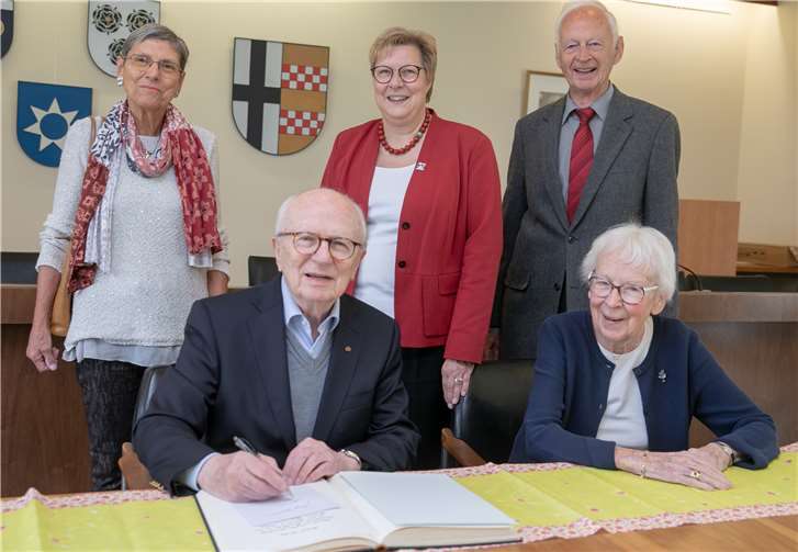 Friedrich Nowottny, ehemaliger Intendant des Westdeutschen Rundfunks, trug sich in das Goldene Buch der Gemeinde Swisttal ein. Mit dabei war auch seine Ehefrau Gisela (sitzend) sowie (stehend) Adelheid Willers, Bürgermeisterin Petra Kalkbrenner und Dr. Benno Willers. Foto: -Jost-