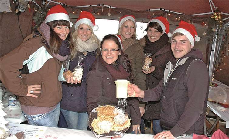 Frisch Gebackenes lockte am Stand der Kesselinger Funkengarde. UM