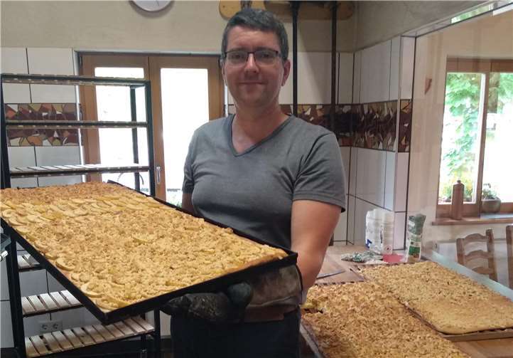 Frisch aus dem Ofen schmecken die Hefekuchen zum Kaffee am besten.
