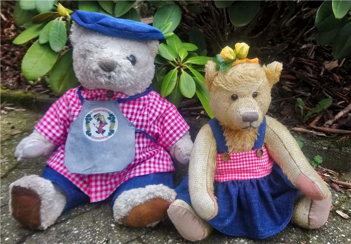 Frisch eingekleidet genießen die beiden Teddys nun die erste Frühlingssonne. Foto: privat