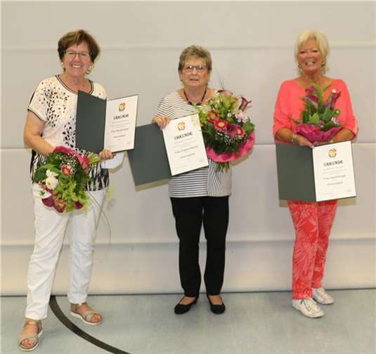 Frisch ernannte Ehrenmitglieder der „Scheene Kenne“, von links nach rechts: Renate Israel, Irmgard Baulig und Ingrid Ringel. Fotos: privat