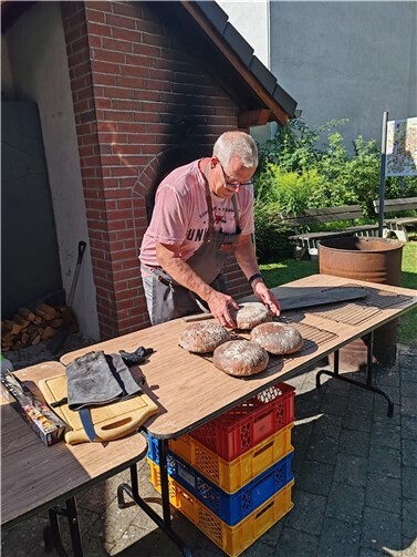 Frisch gebackenes Brot gab es aus dem Backes