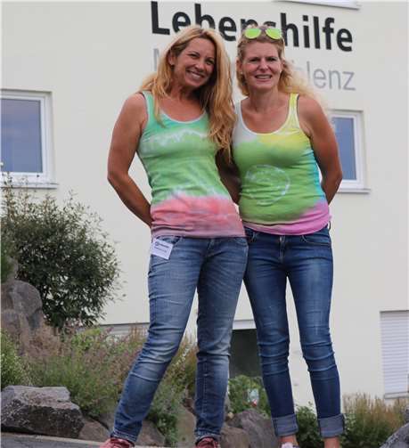 Frisch gebatikt für den großen Tag: Natascha Lentes und Daniela Hoffmann vom Orga - Team.