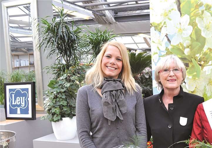 Frisch gekrönt: Die neue Meckenheimer Blütenkönigin Janina Durstewitz (rechts) mit Vizebürgermeisterin Heidi Wiens (Mitte) und der Vorgängerin Yvonne Lanzerath. Stadt Meckenheim