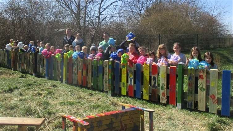Frisch gestrichen und bei strahlendem Sonnenschein konnte die neue Zaunanlage eingeweiht werden. privat