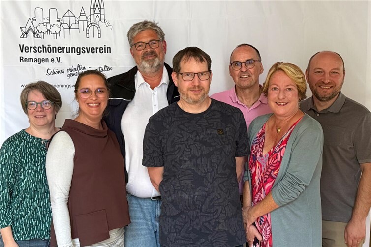 Frisch gewählt als neuer Vorstand: Sonja Hansen, Anika Schlaud, Holger Kowalewski, Björn Hansen, Andreas Bockentin, Beate Reich und Edmond Koch (v. l. n. r.)