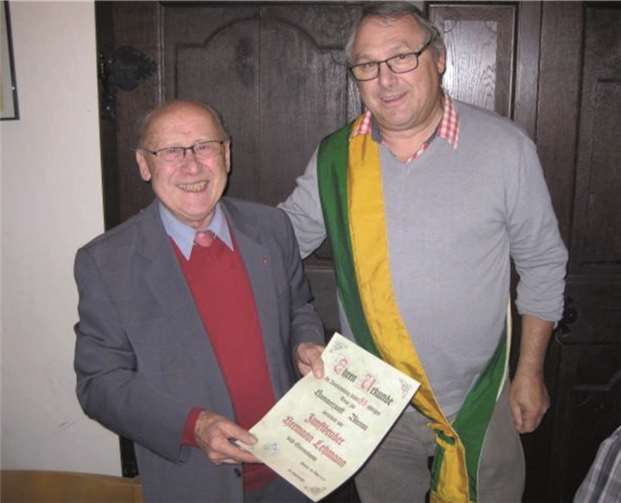 Frisch im Amt konnte Zunftmeister Willi Schüller (r.) die Ehrenurkunde der Hammerzunft an Hermann Lehmann übergeben.