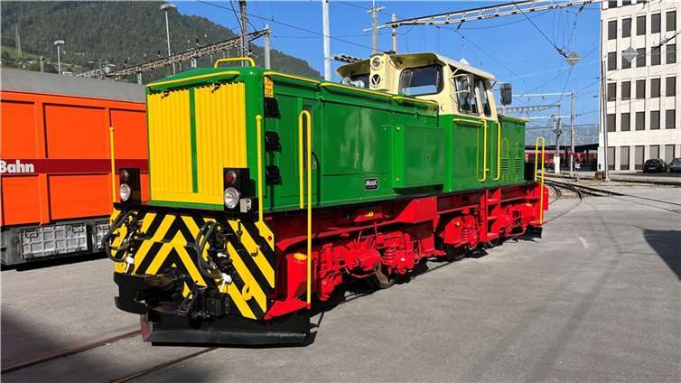 Frisch im Brohltaler Farbschema lackiert präsentiert sich die Lok D4 auf dem Betriebsgelände der RhB in Landquart. Foto: Stephan Pauly, IBS.