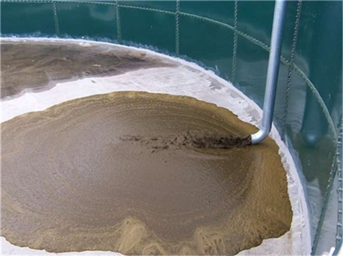 Frische Gülleeinfüllung in ein offenes Güllesilo. Symbolbild/Foto: Moehre1992/wikimedia