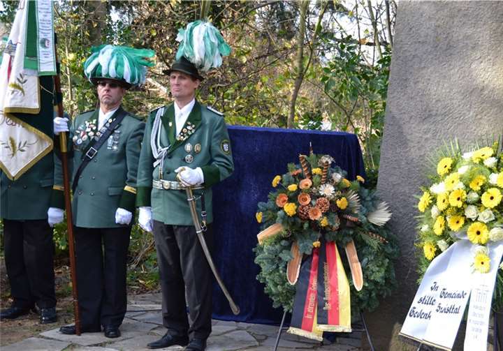 Frische Kränze schmücken das Gedenkkreuz auf dem Heimerzheimer Friedhof.