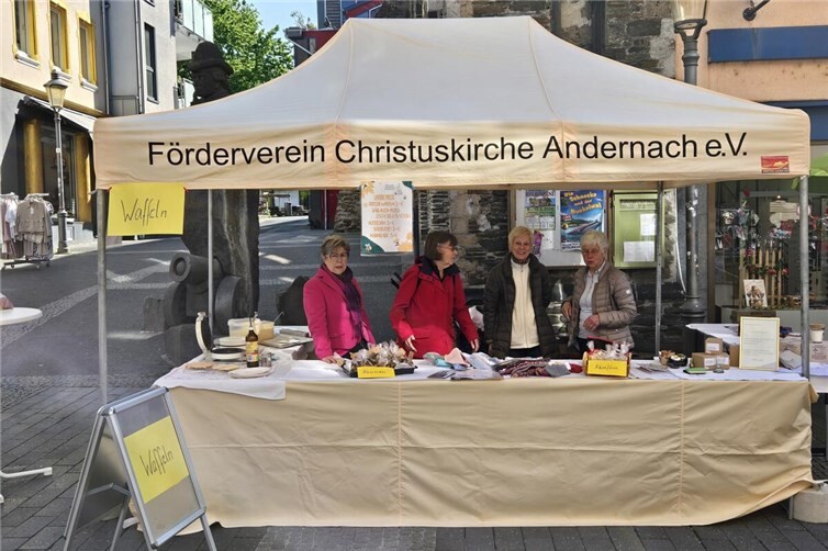 Frische Waffeln, Marmelade und Bärlauch-Pesto hatte die Mitglieder des Fördervereins im Angebot