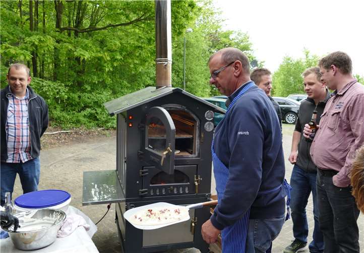 Frischer Flammkuchen aus dem Hause „Reusch“ wurde zur Stärkung angeboten.