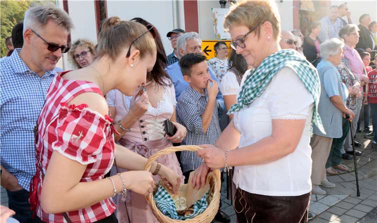 Frischer Flammkuchen wurde gereicht.