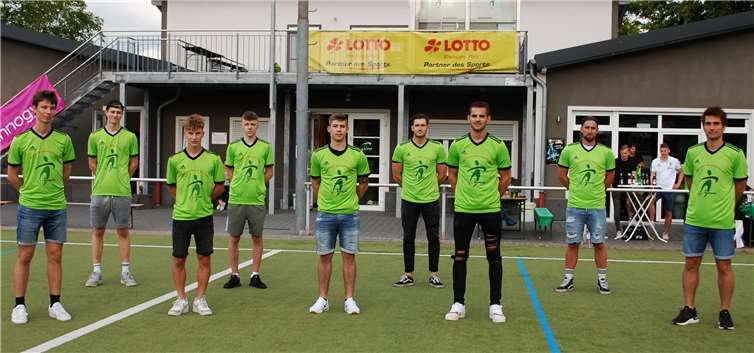 Frisches Blut (von rechts): Trainer Kodai Stalph mit den Neuzugängen André Marx, Pierre Scholl, Pascal Zimmer, Tim Montermann, Nils Lenerz, Julian Schäfer, Aaron Gerling und Leander Mombaur. Foto: SK