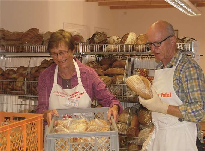Frisches Brot bei der „Ahrweiler Tafel“. Renate Bitzen und Reiner Gegg freuen sich, ihren Kunden beste Ware anbieten zu können. E.T. Müller