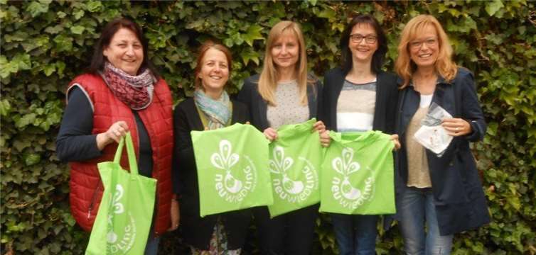 Frischgebacken Eltern erhalten vom Projekt „Neuwiedling“ eine Geschenktasche. Privat