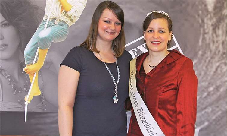 Haarstyling der Blütenkönigin gesponsert Friseurin Mandy von „Hair Pirat“ und Blütenkönigin Janina Durstewitz (v.l.) mit modischer Hochsteckfrisur. Stadt Meckenheim
