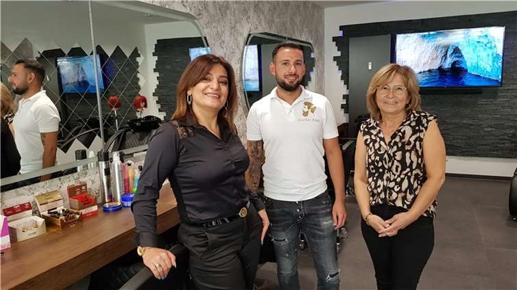 Friseurmeister Anas Ismail gemeinsam mit seinen neuen Mitarbeiterinnen Rabia Calik (links) und Lusene Zakaryan (Mitte).Fotos: KH