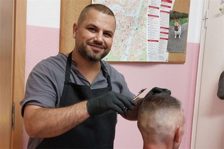 Friseurmeister Omid Shekaknia engagiert sich seit einem Jahr ehrenamtlich in der Caritas-Wohnungslosenhilfe.