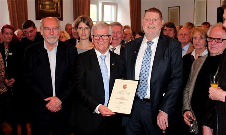 Fritz Bagel ist der neue Träger der Ehrennadel von Unkel Beim traditionellen Neujahrsempfang der Stadt stellte Gerhard Hausen den Enkel von Fritz Henkel vor.-dl