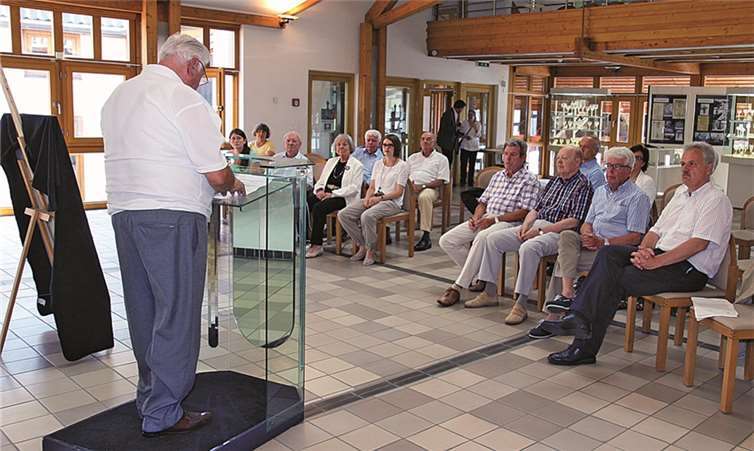 Fritz Berg erläuterte anlässlich der Übergabe des Volksfestposters von Hans Klinz die Bedeutung des Bildes und würdigte die Leistung des Rheinbacher Künstlers.STEIN
