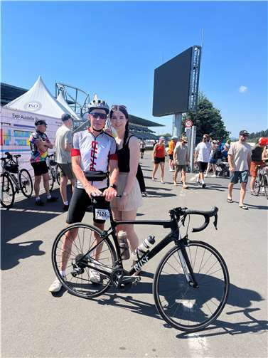 Fritz Hampel mit Betreuerin Katharina vor dem Start am Ring. Foto: K.Hampel