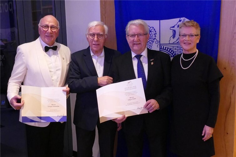 Fritz Langenhorst (2. v. l.), Vizepräsident des Sportbundes Rheinland, mit den geehrten Gregor Sebastian (l.) und Edgar Flohe, auch die Vorsitzende des SV Walporzheim Annette Sebastian gratulierte.Fotos: Jürgen Schumacher