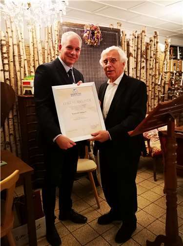 Fritz Langenhorst gratulierte bei der Jahreshauptversammlung zum 50-jährigen Jubiläum und überreichte Marco Wrobel Präsent und Urkunde.