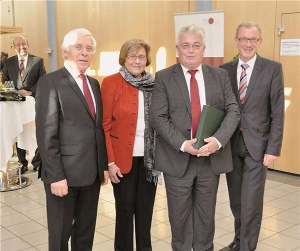 Fritz Langenhorst (li.) mit dem Geehrten Herbert Koll und seiner Ehefrau sowie Guido Orthen.-BS-