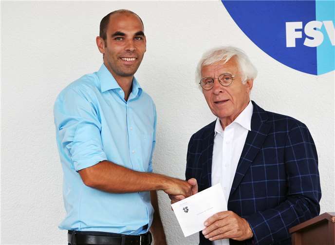 Fritz Langenhorst (r.) überreichte eineEhrengabe des Landrates an Florian Adams.