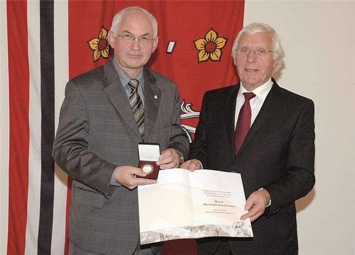 Fritz Langenhorst überreicht Bürgermeister Hermann-Josef Romes (r.) die höchste Auszeichnung des Sportbundes Rheinland.