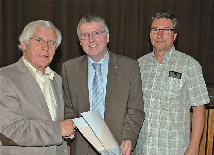 Fritz Langenhorst überreicht Ingo Terschanski die silberne Ehrennadel des Sportbundes. Rechts der neue Jugendwart Frank Ortmeier aus Sinzig. BL