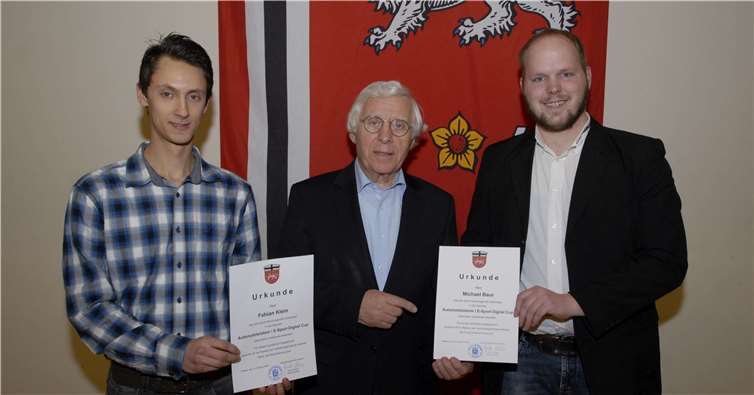 Fritz Langenhorst überreichte Fabian Klein und Michael Baur die Urkunden. Foto: Karl Eckstein