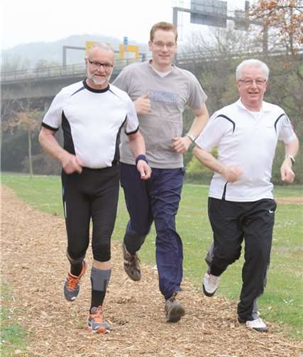 Fritz Naumann, Denny Blank und Manfred Bastian beim Laufen auf der Finnenbahn. privat