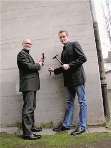 Fritz Naumann, Vorsitzender und Denny Blank, stv. Vorsitzender des SPD-Ortsvereins bei den ersten Baumaßnahmen.privat