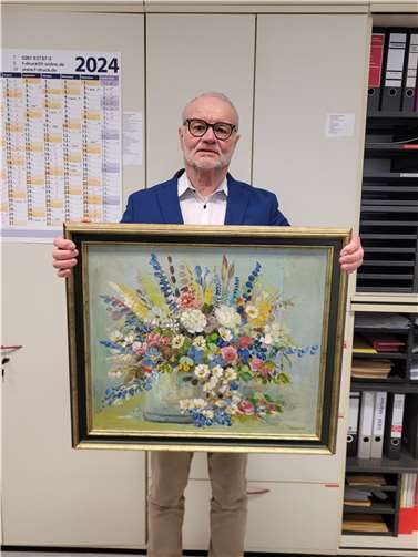 Fritz Naumann mit einem Bild von Lotte Meurer. Foto: privat