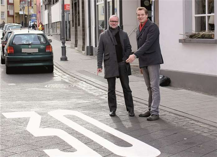Fritz Naumann und Denny Blank vom SPD-Ortsverein Altstdt/Mitte begrüßen die Anbringung der Fahrbahnmarkierungen. privat