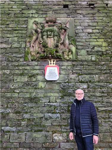 Fritz Naumann vor dem Relief am Peter-Altmeier-Ufer. Foto: privat