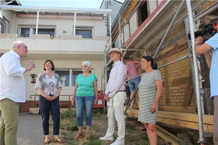 Fritz Vennemann (links) im Gespräch mit Nicole Steingaß, Brigitte Beu, Dr. Markus Fritz-von Preuschen (GDKE) und Ulrike Scheel vom Verein.  Foto: Verbindungsbüro/Adams